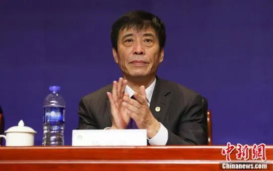 图片报：范德贝克选择买断权不到1000万欧 曼联承担大部分薪水近日，记者罗马诺报道称曼联中场范德贝克将租借加盟法兰克福，《图片报》随后更新了租借的具体细节。